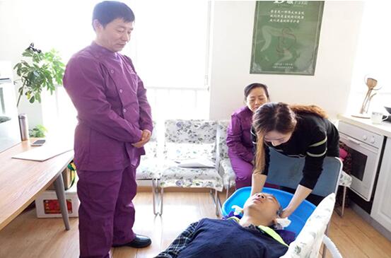 救命护工傅龙生体现的不止是中国护工的专