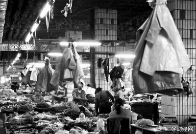 限塑令实施7年名存实亡 有超市靠卖塑料袋年赚