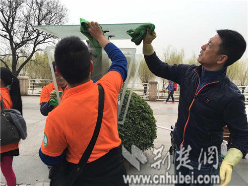 湖北200名清洁保洁行业志愿者清洁汉口江滩(8