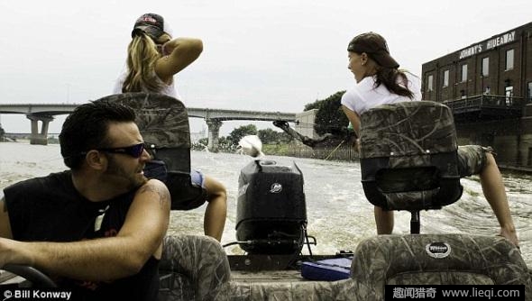 女子正在朝河中做这事,结果让她彻底傻眼了(3