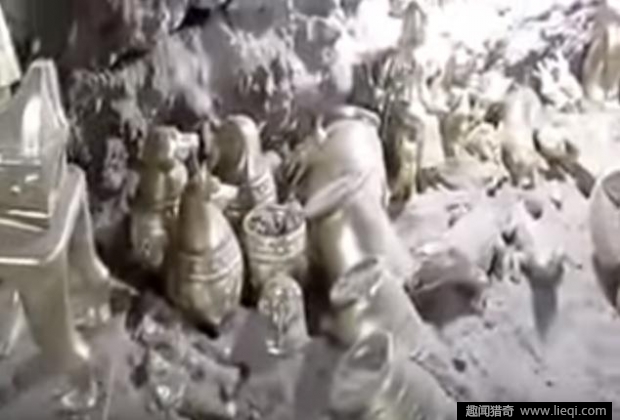 男子挖出一洞穴 进去后彻底惊呆了(7)