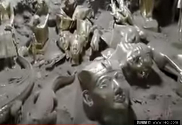 男子挖出一洞穴 进去后彻底惊呆了(11)