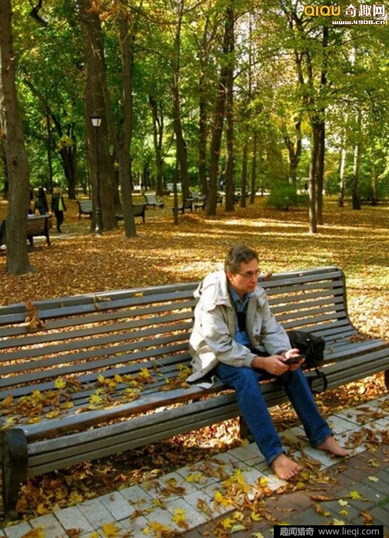 因脚底奇热无比,乌克兰男子光脚走路10年!(2)