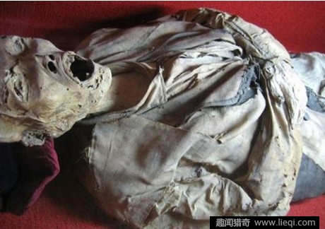 千年女尸产下七公斤活婴 震惊全世界