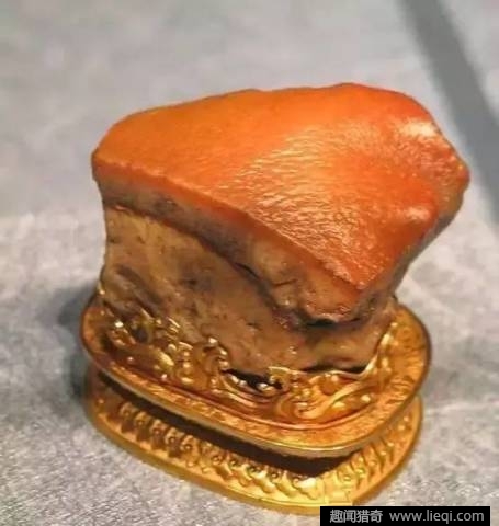 男子河边捡一石头,妻子不小心砸出百万人民币