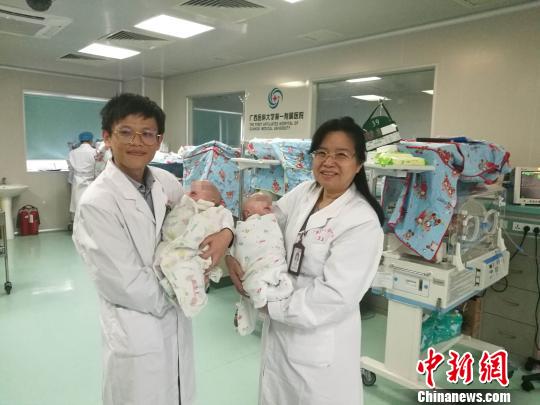 广西一对腹部连体男婴出生41天后成功分离