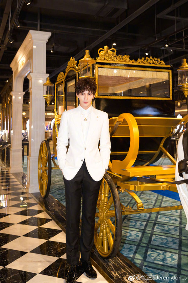 徐正溪西装look 颜能打才是真的穿什么都好看
