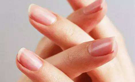 灰指甲为何会变厚?丁克皮肤专家详解正确疗法