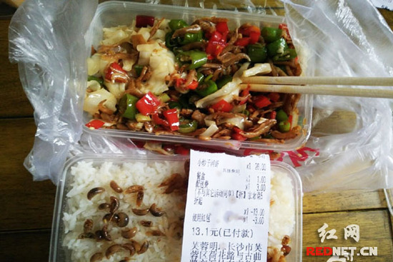 网友在订餐平台点一碗河虾吃出38条水虫 极像虾