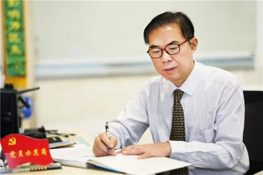 大医精诚行医，执着杏坛为师 ——记南方医科大学深圳医院中医科主任魏连波