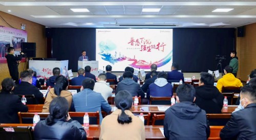 人们在看台上的人在房间里