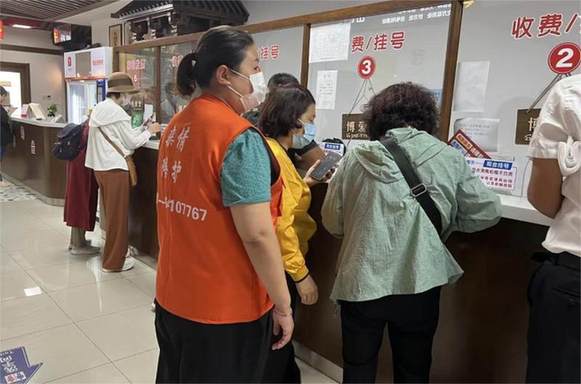 让看病不再麻烦，“临时家属”陪诊师小李来帮忙