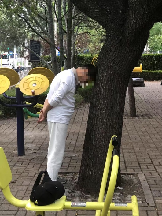 社区健身器怎么都成了“压腿神器”