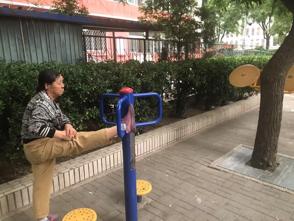 社区健身器怎么都成了“压腿神器”