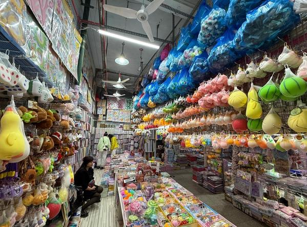 网红玩具“捏捏乐”为何屡陷安全争议？