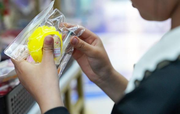 网红玩具“捏捏乐”为何屡陷安全争议？