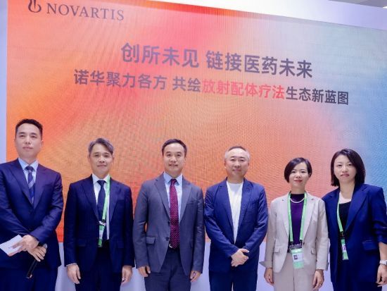 从左至右分别为：诺华公司中国区肿瘤治疗领域放射配体疗法医疗卫生系统合作负责人于洋、诺华公司中国区肿瘤治疗领域负责人刘正亚、北京大学第一医院核医学科主任康磊教授、北京大学泌尿外科研究所常务副所长龚侃教授、诺华公司中国区肿瘤治疗领域放射配体疗法及肺癌领域和实体瘤产品组合团队负责人王子文、诺华全球技术运营中国项目总监郭华星