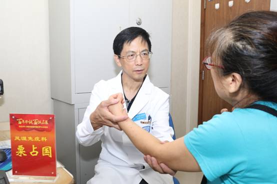 北京大学人民医院举办“百年华诞·百位名医”首届医师节义诊活动