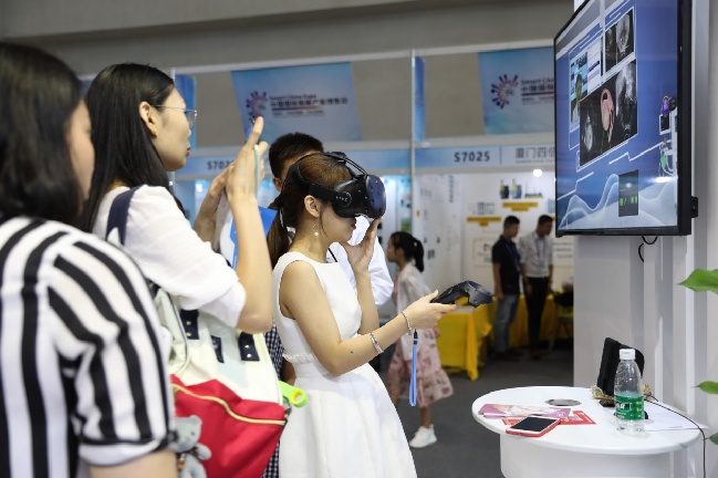 智博会现VR虚拟无创手术场景 观众亲自当医生
