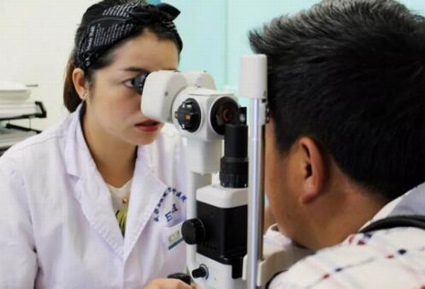 做了右眼玻璃体切除+视网膜激光光凝术后，他的视力恢复到1.0