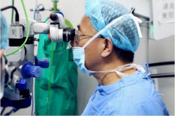 做了右眼玻璃体切除+视网膜激光光凝术后,他的视力恢复到1.0 做了右眼玻璃体切除+视网膜激光光凝术后,他的视力恢复到1.0