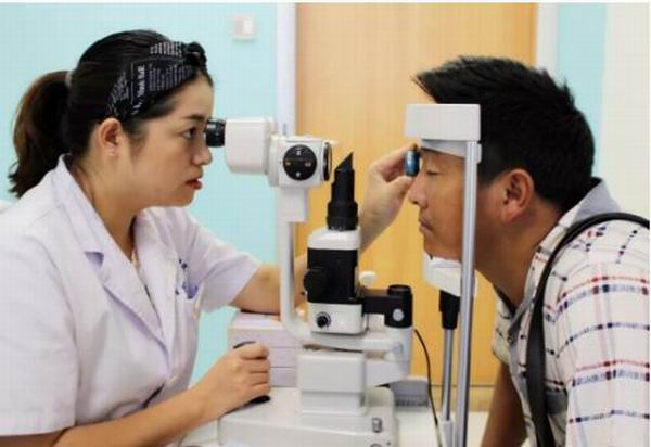 做了右眼玻璃体切除+视网膜激光光凝术后,他的视力恢复到1.0 做了右眼玻璃体切除+视网膜激光光凝术后,他的视力恢复到1.0