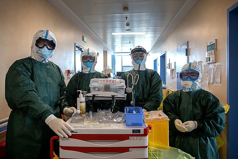 5家医院18位医生 这支“混编”插管团队在与死神赛跑