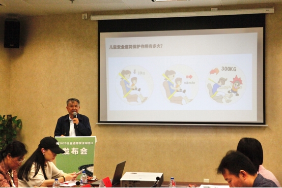 开车带娃出行，正确使用儿童安全座椅必不可少