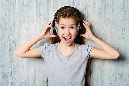 坐地铁时戴耳机听歌 小心听力下降