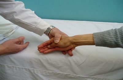 掰手指“咔咔”响，会得关节炎、手指变粗、变丑吗？