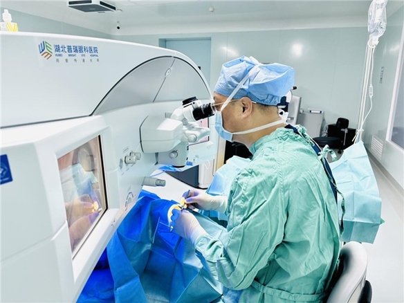 从育儿抓狂到眼线自由 一对闺蜜近视手术后重新找回“裸眼自由”