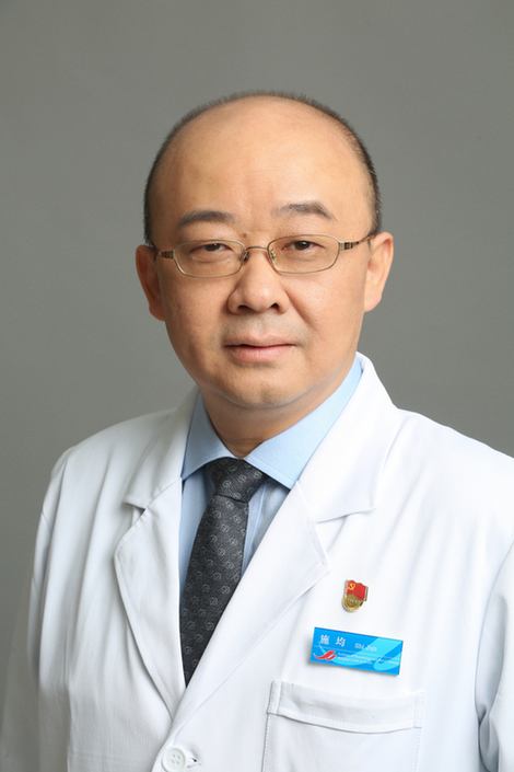 有声海报·医言医行｜施均：常怀敬畏 做“胆小”的医生