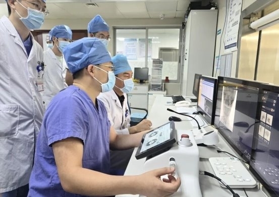 珠江医院开展国产血管介入手术机器人华南地区的首例脑血管造影术