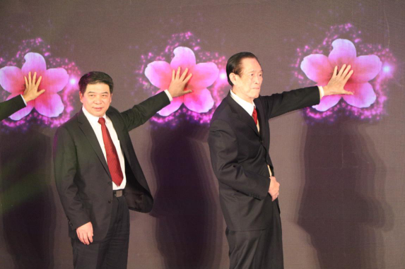 汉源行医一甲子 粉红花开十周年