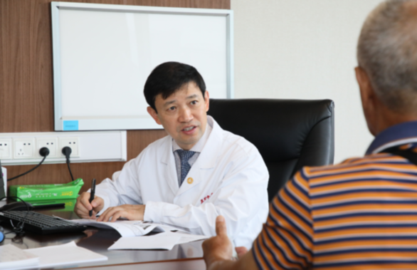 专访董健教授：以医术为刃破脊柱肿瘤“禁区”，用科普为笔绘全民健康蓝图