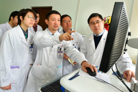 专访董健教授：以医术为刃破脊柱肿瘤“禁区”，用科普为笔绘全民健康蓝图
