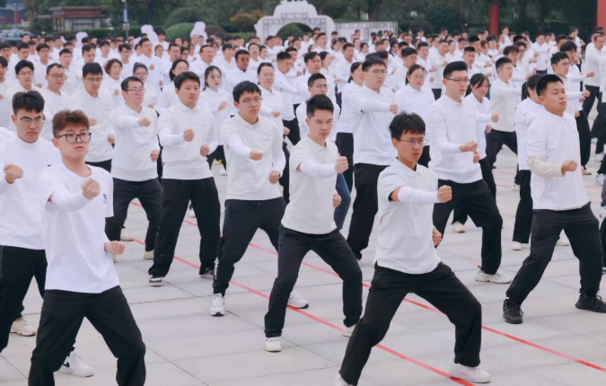 扬子江药业集团成功挑战“最大规模的八段锦展示”吉尼斯世界纪录
