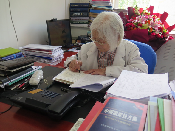 彭丽媛给她回信、90岁还在出诊……她的身上还“藏着”这些故事
