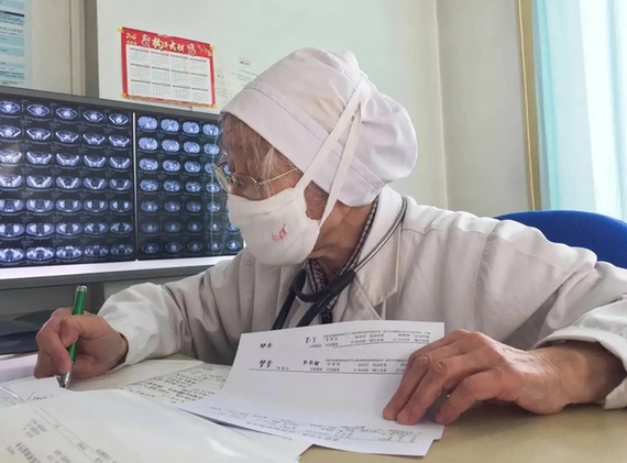 彭丽媛给她回信、90岁还在出诊……她的身上还“藏着”这些故事