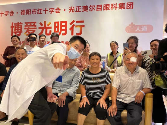 北京市红十字会、光正美尔目眼科集团救治首批四川9位疑难眼病患者