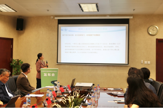 开车带娃出行，正确使用儿童安全座椅必不可少
