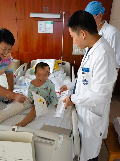 幼童车底拖行几百米，命悬一线  北京大学国际医院多学科联合手术，患儿重获新生