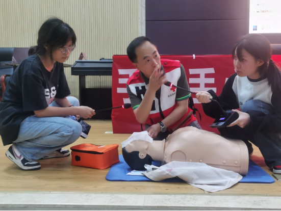 白金十分钟“预防校园欺凌+应急救护”活动在赤水举行