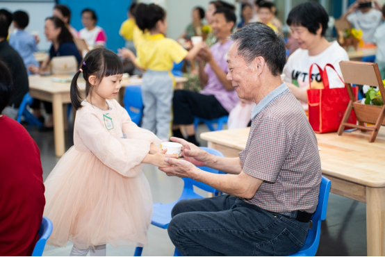 童心敬老，重阳传情——“孝心工程·孝心住我家”全国儿童实践活动在太原深圳成功举办