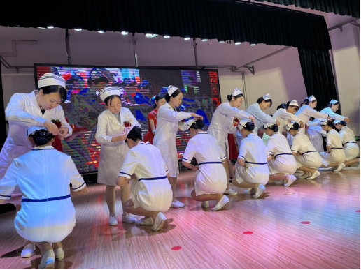 山东省烟台护士学校举行“5.12”国际护士节授帽仪式