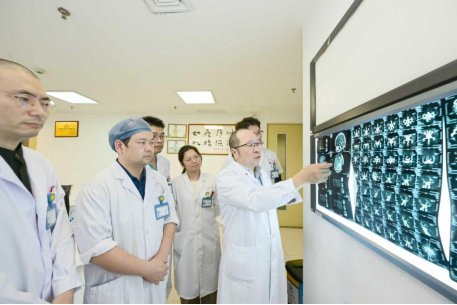 从绝境到重生：福建三博脑科林志雄教授团队为难治性脑积水患者点亮希望之光