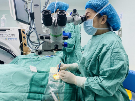 超高度近视患者成功“摘镜”重获清晰“视界”精准个性化手术破解白内障合并屈光参差难题 超高度近视患者成功“摘镜”重获清晰“视界”精准个性化手术破解白内障合并屈光参差难题